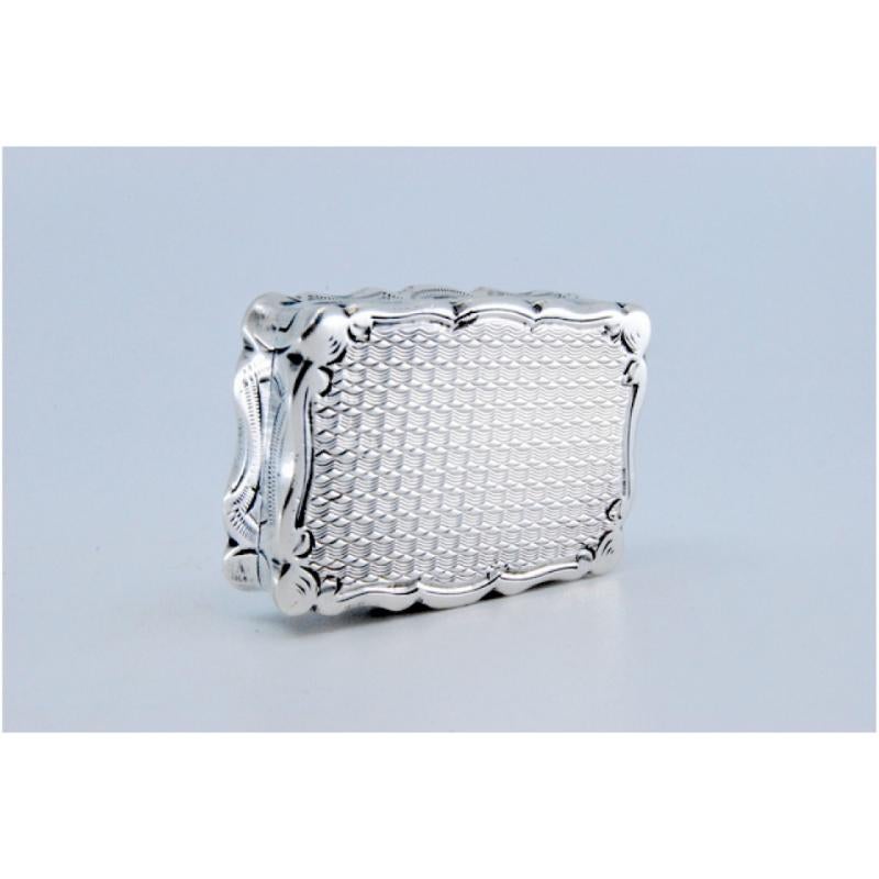 Silver and gold vinaigrette box with relief and shield on the lid For Sale 2