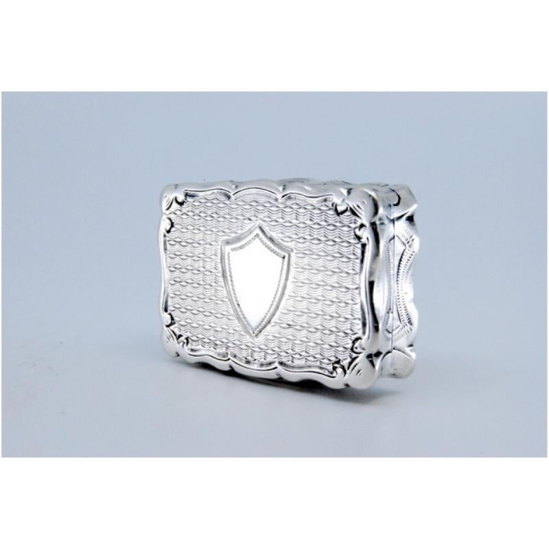 Silver and gold vinaigrette box with relief and shield on the lid For Sale 3