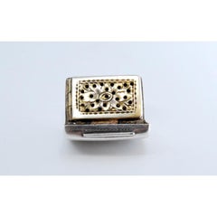 Caja vinagrera de plata y oro con grabado de la época victoriana en ambos lados