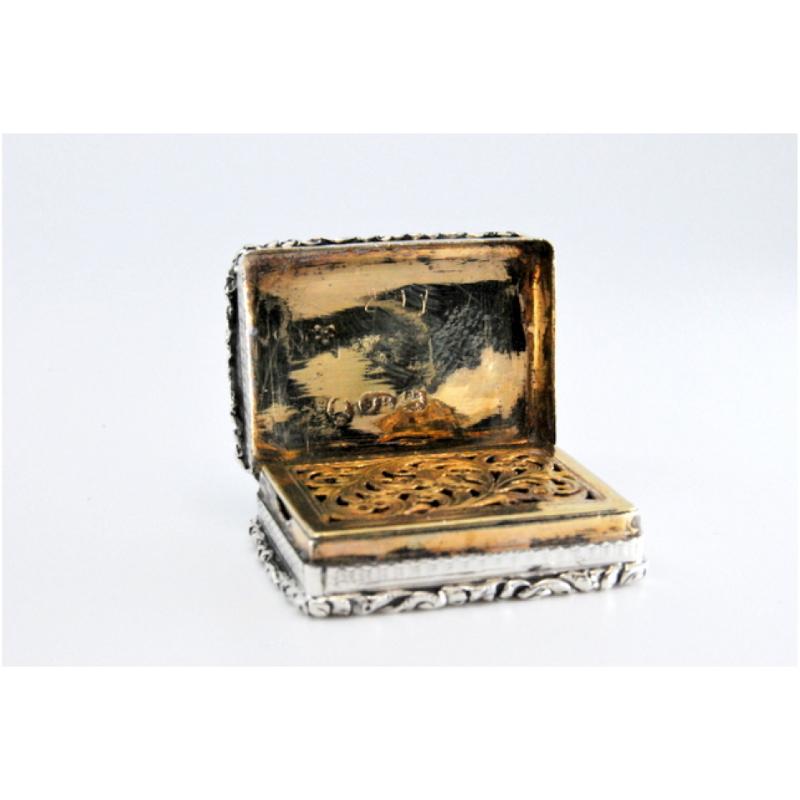 Silver and gold vinaigrette box with Victorian period trim on the lid and casing For Sale 1