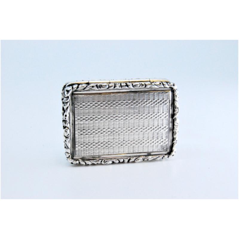 Silver and gold vinaigrette box with Victorian period trim on the lid and casing For Sale 2