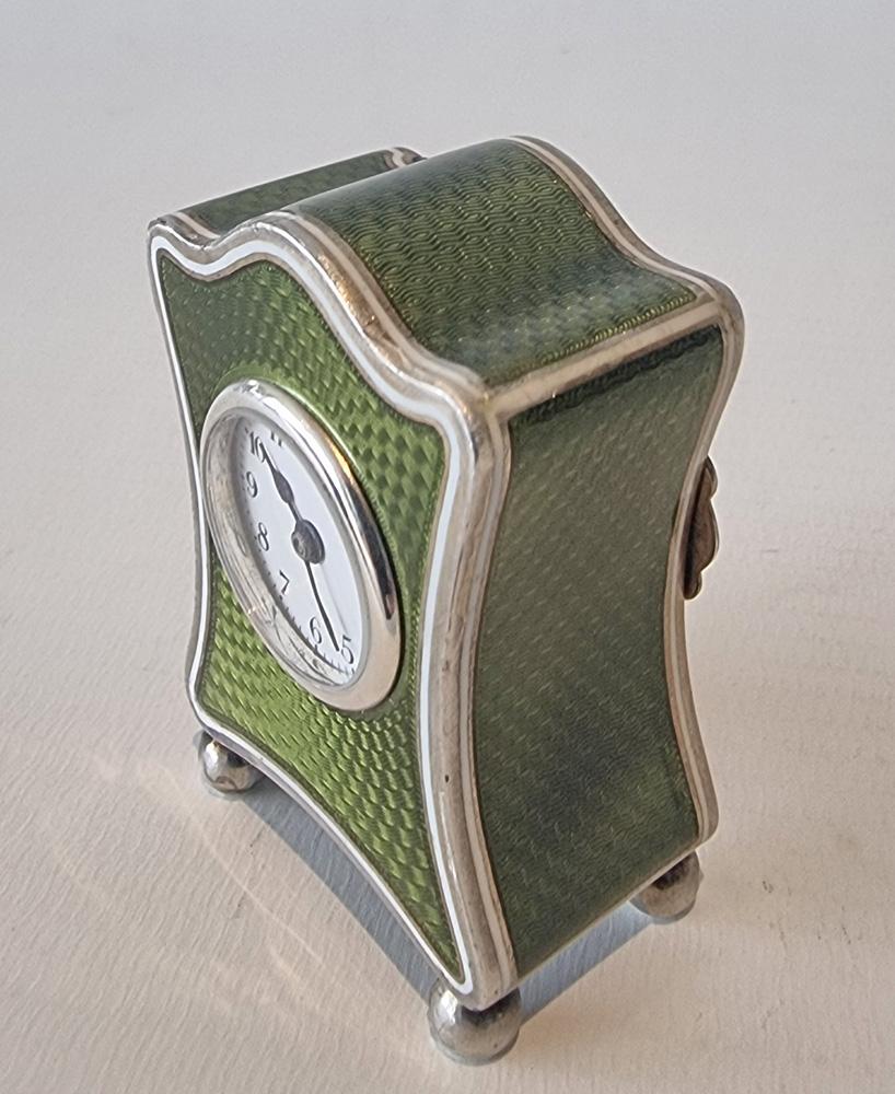 Eine feine und ungewöhnliche silberne und grüne guillochierte Emaille Sub Miniatur-Karrenuhr in original Lederetui. Der prächtige Motor drehte grüne Guilloche-Emaille, mit ungewöhnlich geformten Gehäuse. Weißes Emailzifferblatt mit arabischen