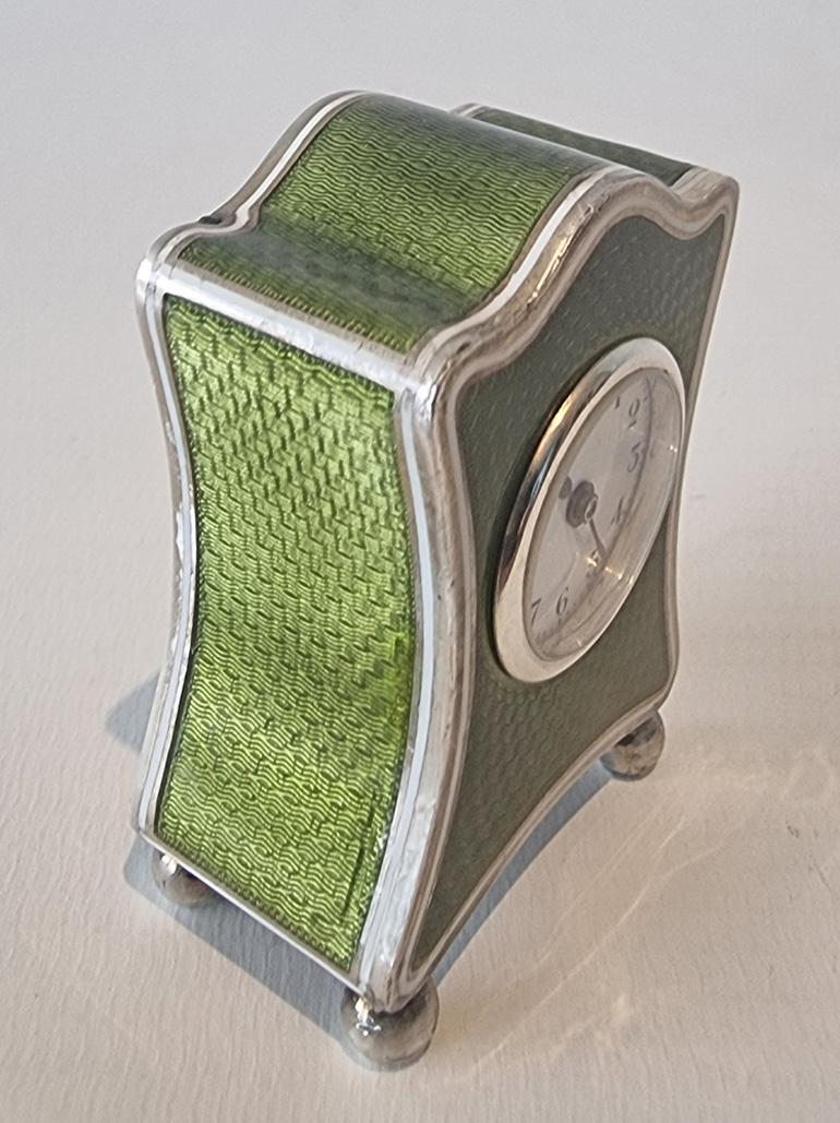 Silberne und grün guillochierte Emaille Sub-Miniatur-Karrenuhr im Originalgehäuse im Zustand „Gut“ im Angebot in London, GB