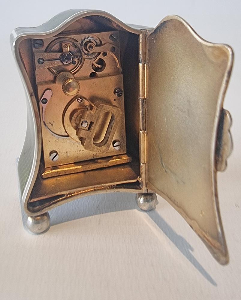 Silberne und grün guillochierte Emaille Sub-Miniatur-Karrenuhr im Originalgehäuse (Frühes 20. Jahrhundert) im Angebot