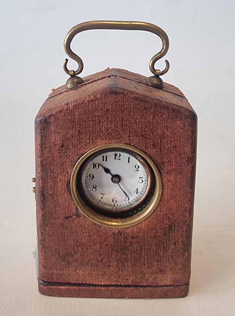 Silberne und grün guillochierte Emaille Sub-Miniatur-Karrenuhr im Originalgehäuse im Angebot 1