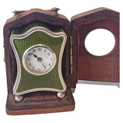 Silberne und grün guillochierte Emaille Sub-Miniatur-Karrenuhr im Originalgehäuse