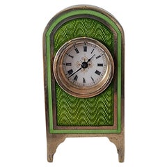 Reloj de carruaje o tocador en miniatura de plata y esmalte guilloché verde