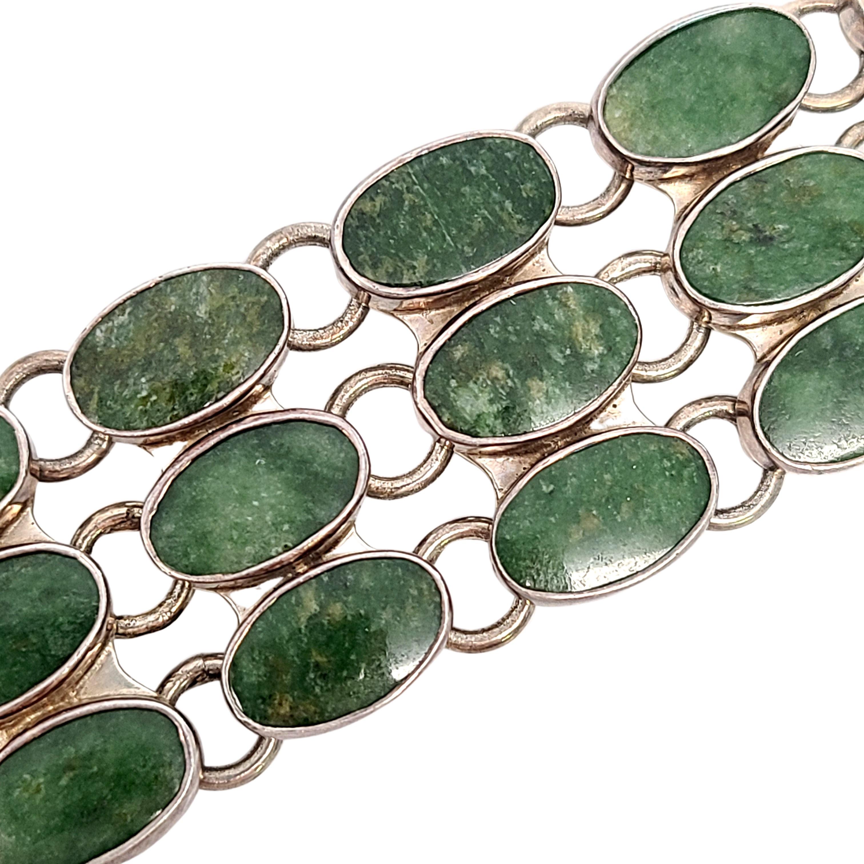 Bracelet large à bascule en argent et pierres vertes en vente 1