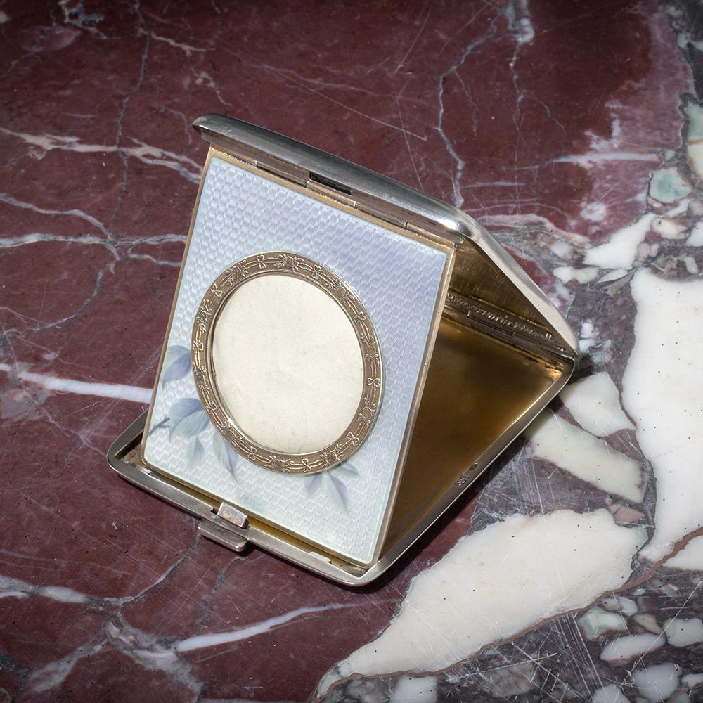 ESTUCHE DE PLATA Y ESMALTE

De nuestra colección de plata, nos complace ofrecer este raro ejemplo de estuche de viaje para fotografías de plata francesa y esmalte guilloché. El estuche de forma rectangular esbelta con esquinas redondeadas tiene la