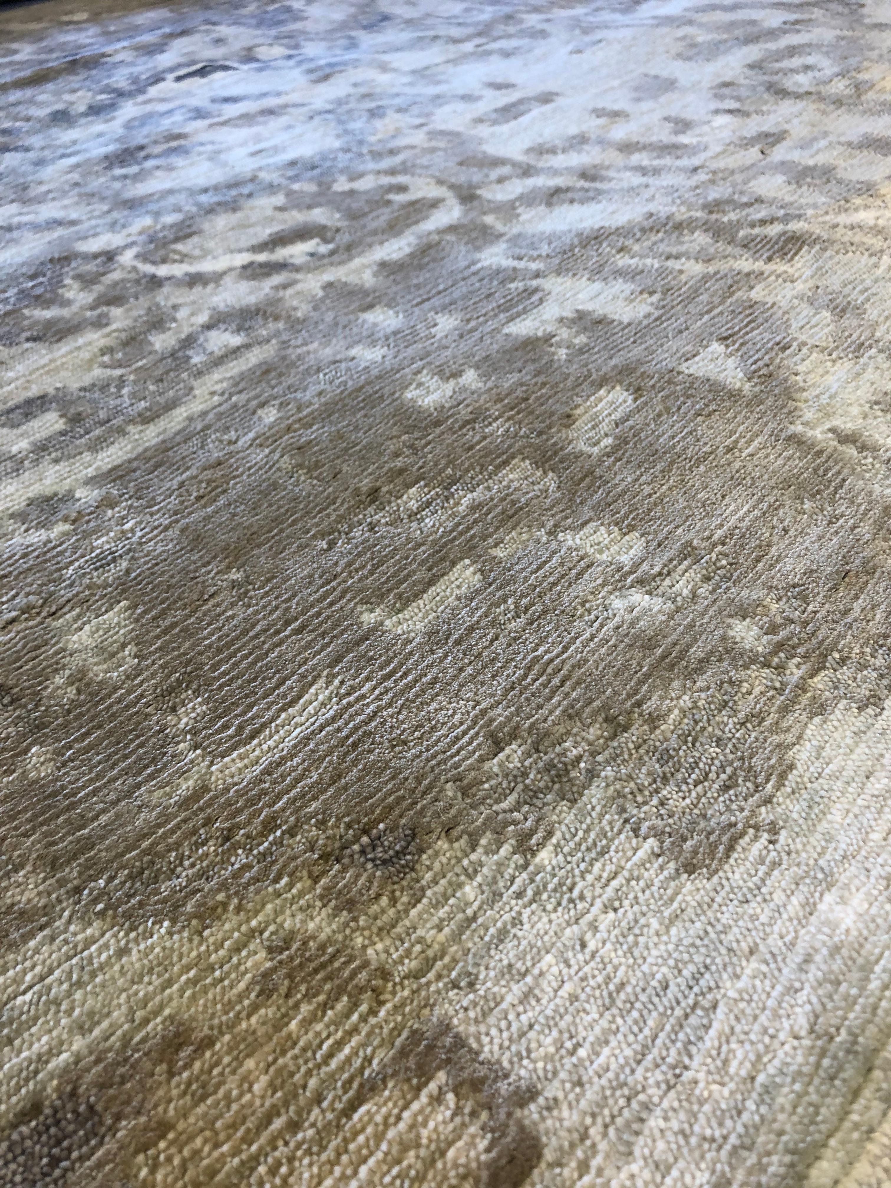 Abstrakter Silber- und Elfenbeinfarbener Teppich (Indisch) im Angebot