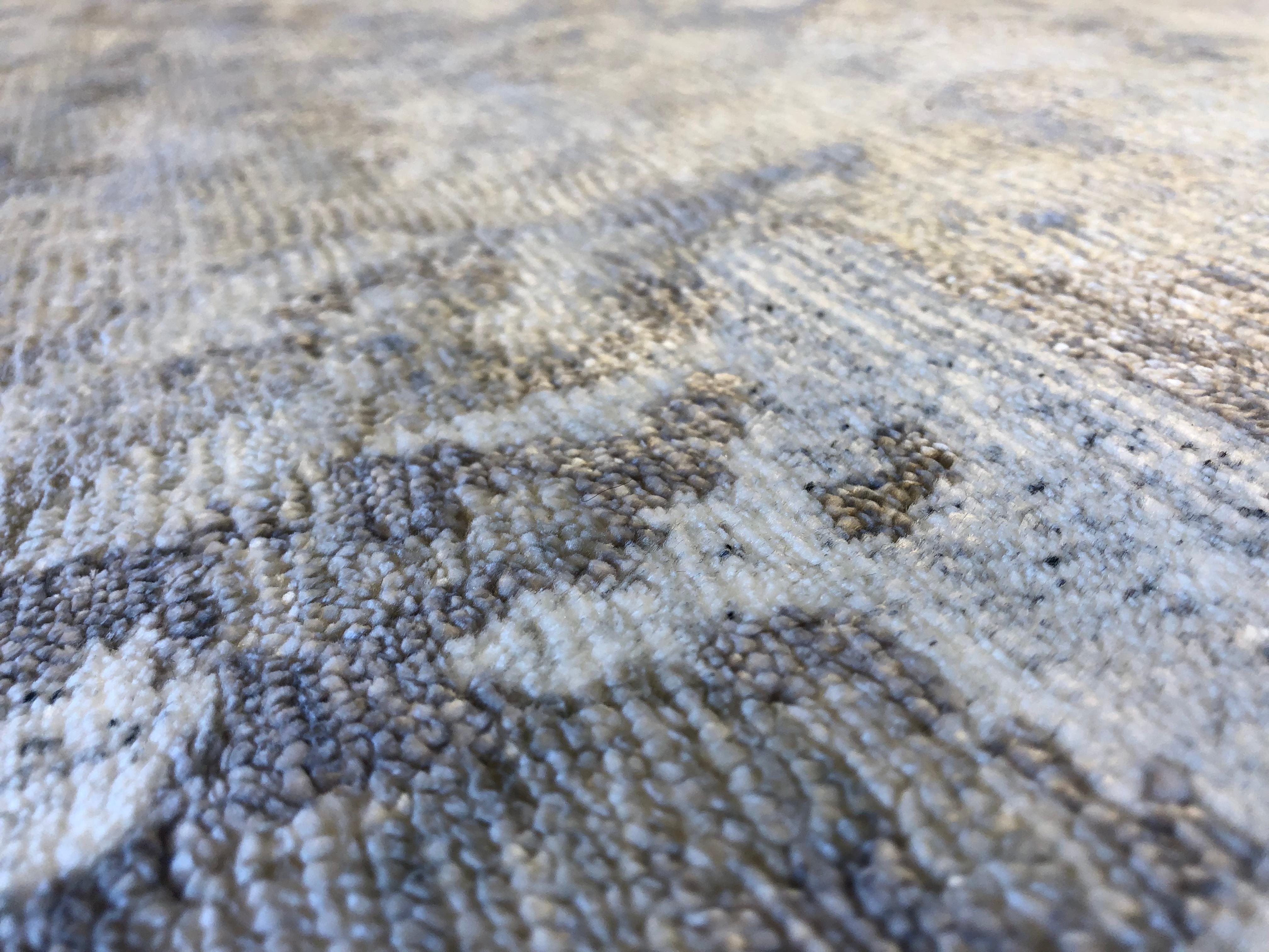 Abstrakter Silber- und Elfenbeinfarbener Teppich (Handgeknüpft) im Angebot