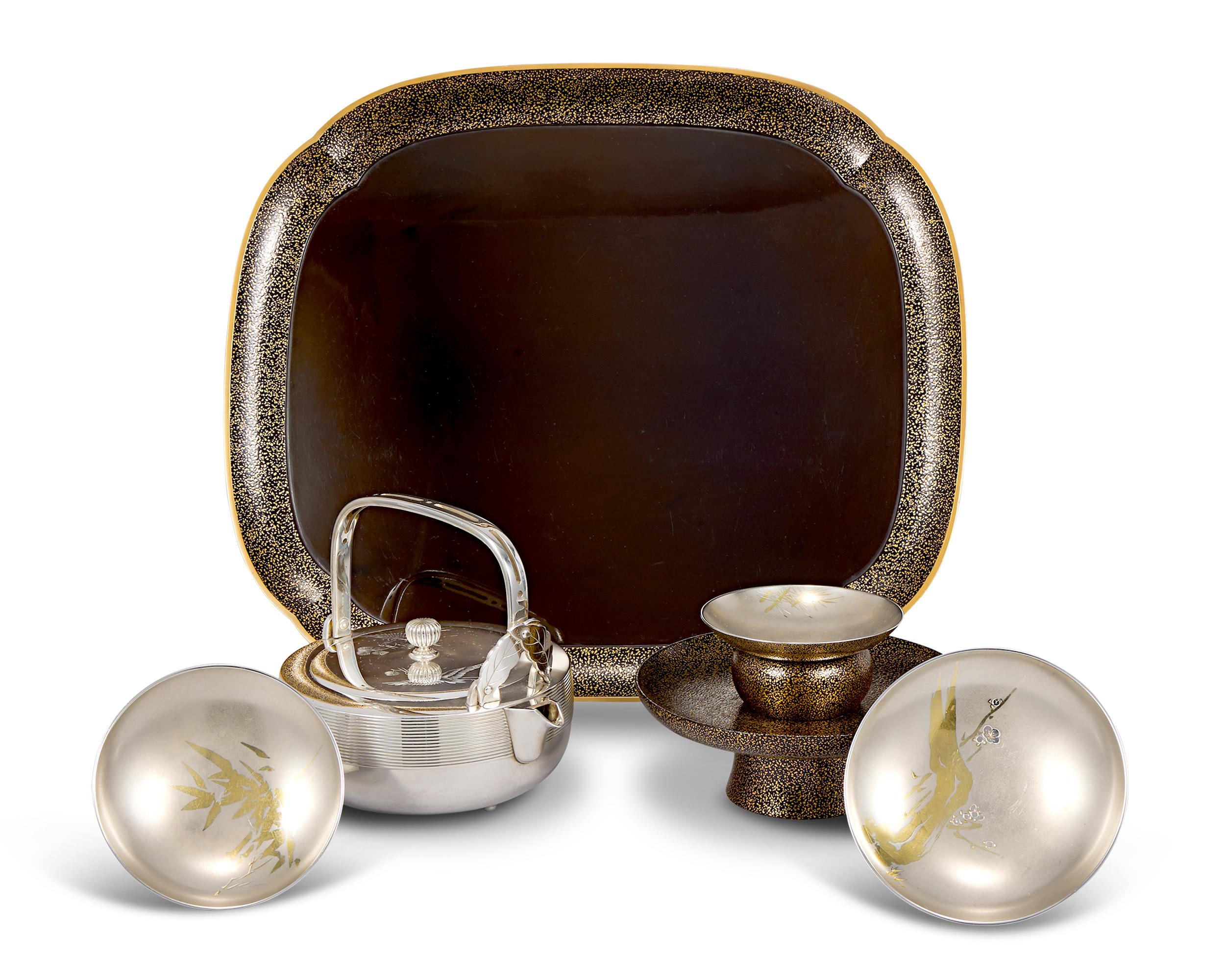 Set di sakè in argento e lacca
Unno Shomin
Periodo Meiji, fine del XIX secolo

Questo straordinario set da sake esemplifica l'apice dell'artigianato giapponese, creato dallo stimato Unno Shomin, un artista della corte imperiale celebrato per la sua