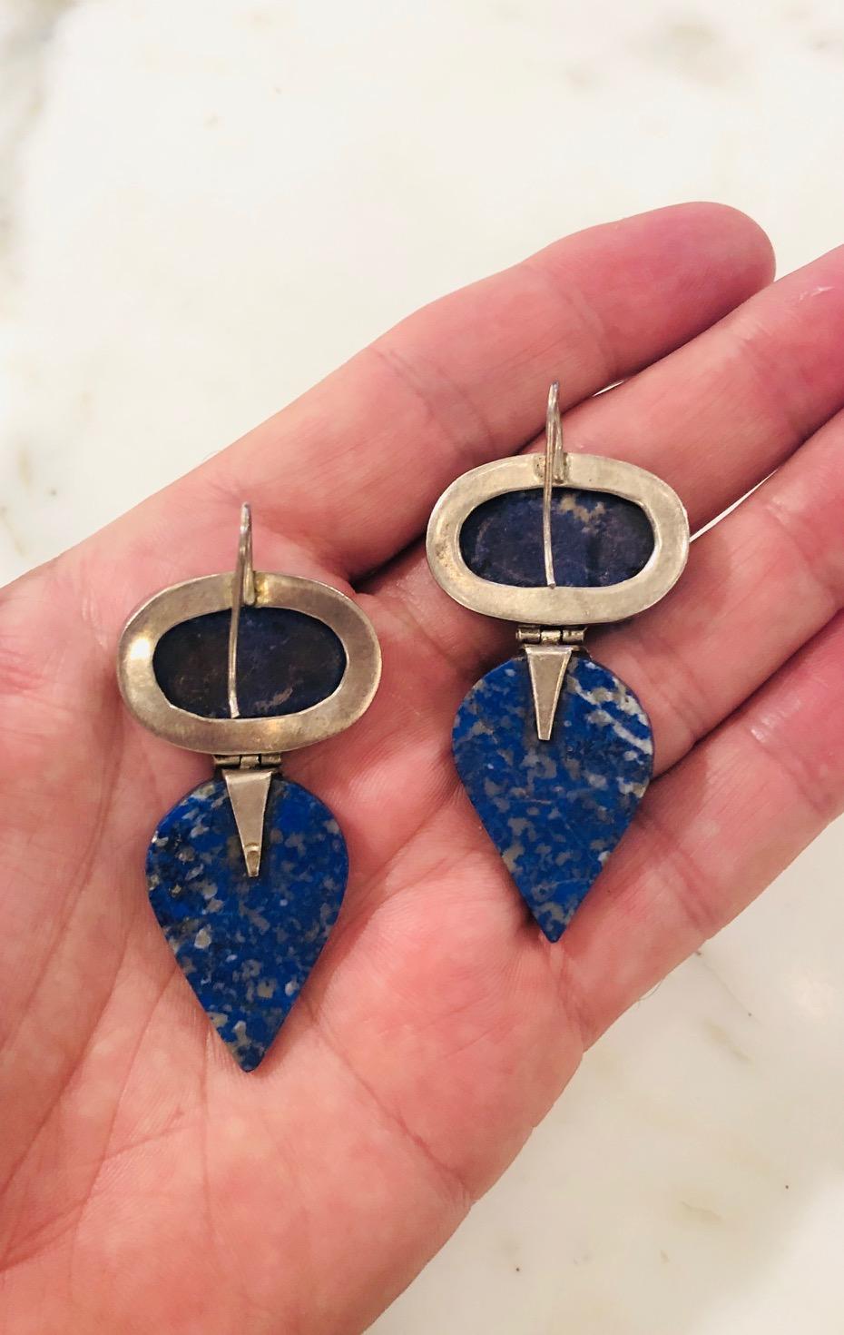 Boucles d'oreilles en argent et pierre lapis-lazuli polie  . Dos de l'hameçon. 