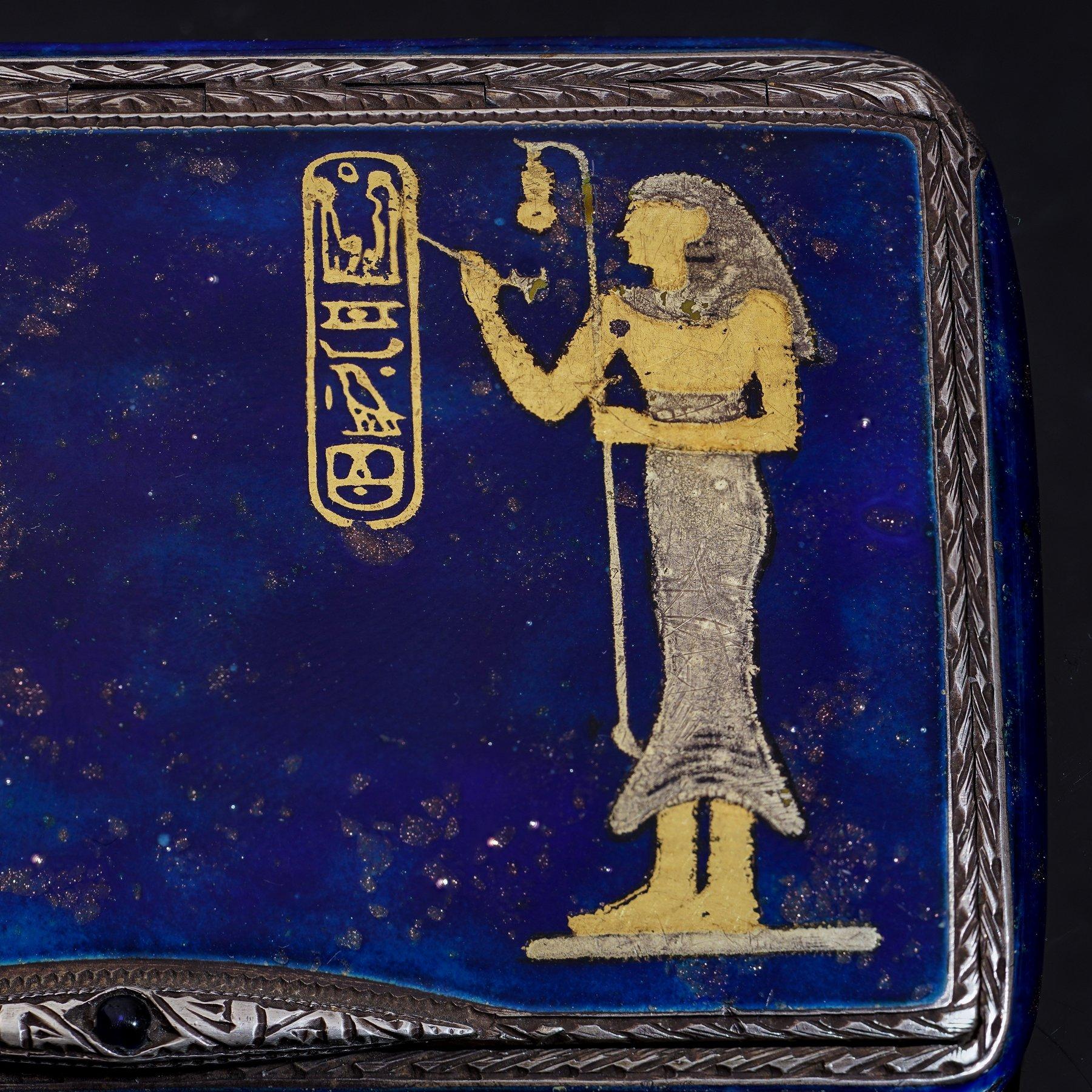 Una straordinaria scatola decorativa in argento e Lapislazzuli, realizzata nello stile Egyptian Revival popolare a metà del XX secolo. Il cofanetto è caratterizzato da lapislazzuli blu intenso con accenti e motivi dorati, tra cui la raffigurazione