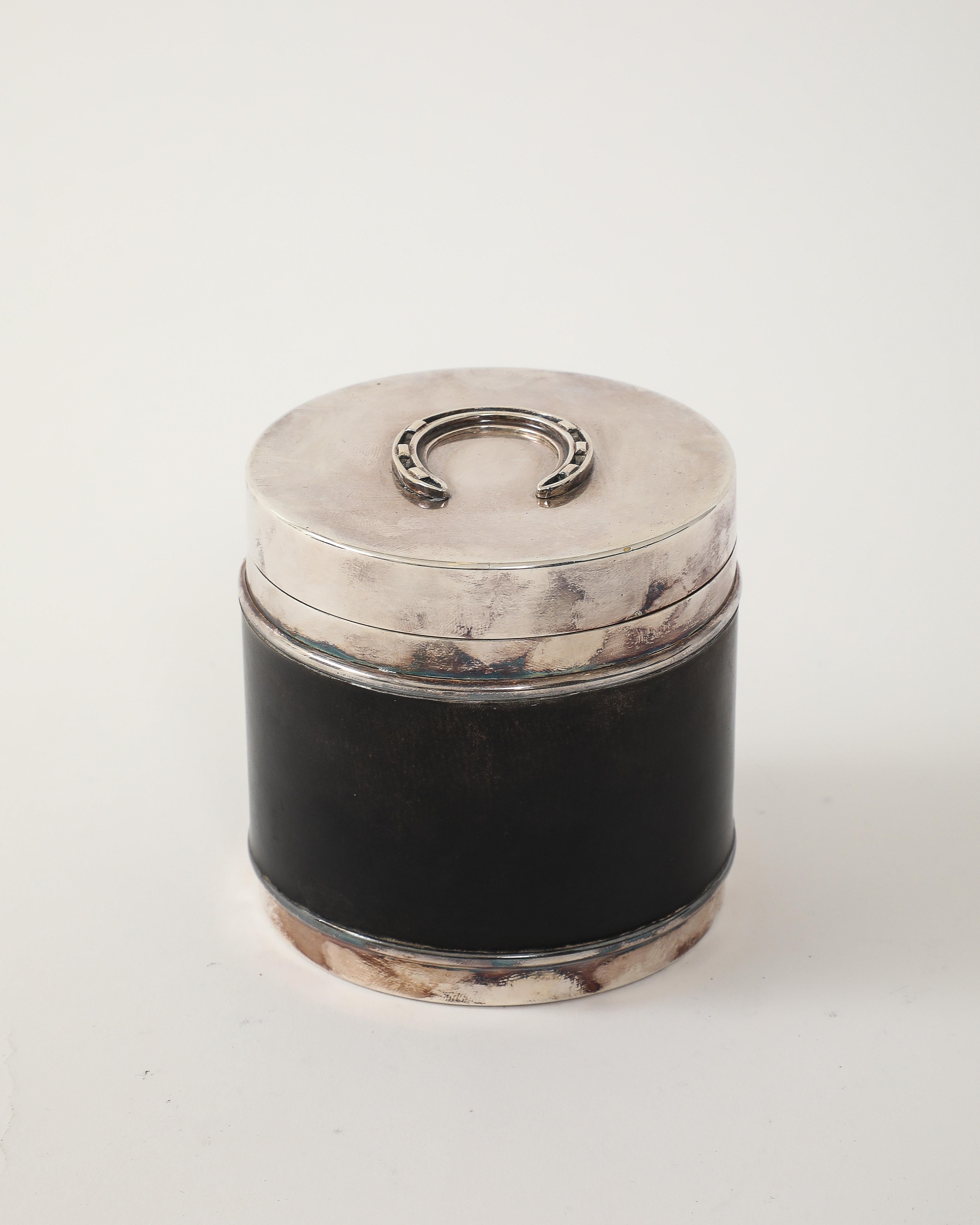 Round Hermes box wrapped in black leather, with four compartments inside. 