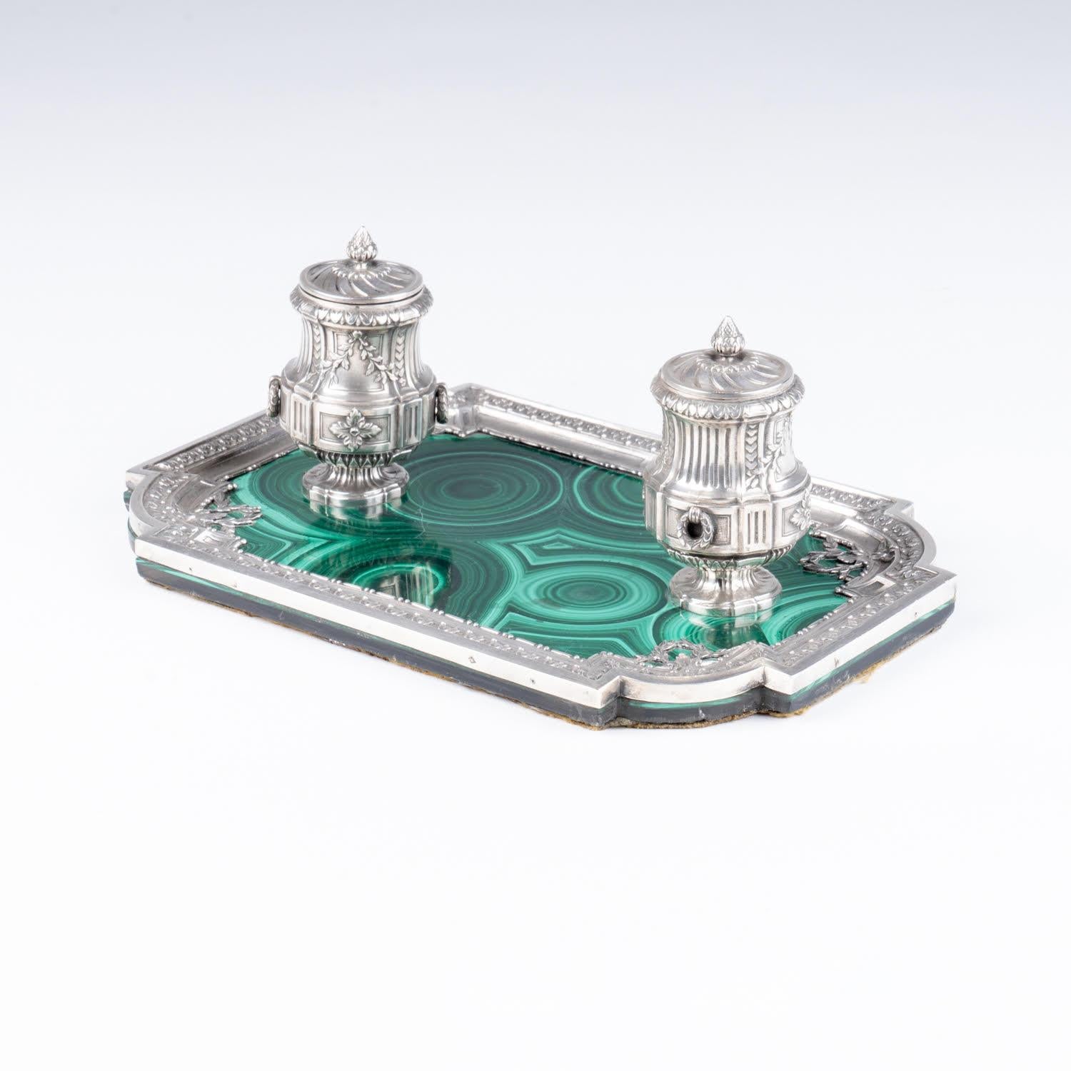 Calamaio da tavolo in argento e malachite di Guillemin Frères, XIX secolo, stile Luigi XVI.

Calamaio da tavolo in argento e malachite di Guillemin Frères, stile Luigi XVI, XIX secolo, base in legno.
H: 10cm, L: 22.5cm, P: 14cm