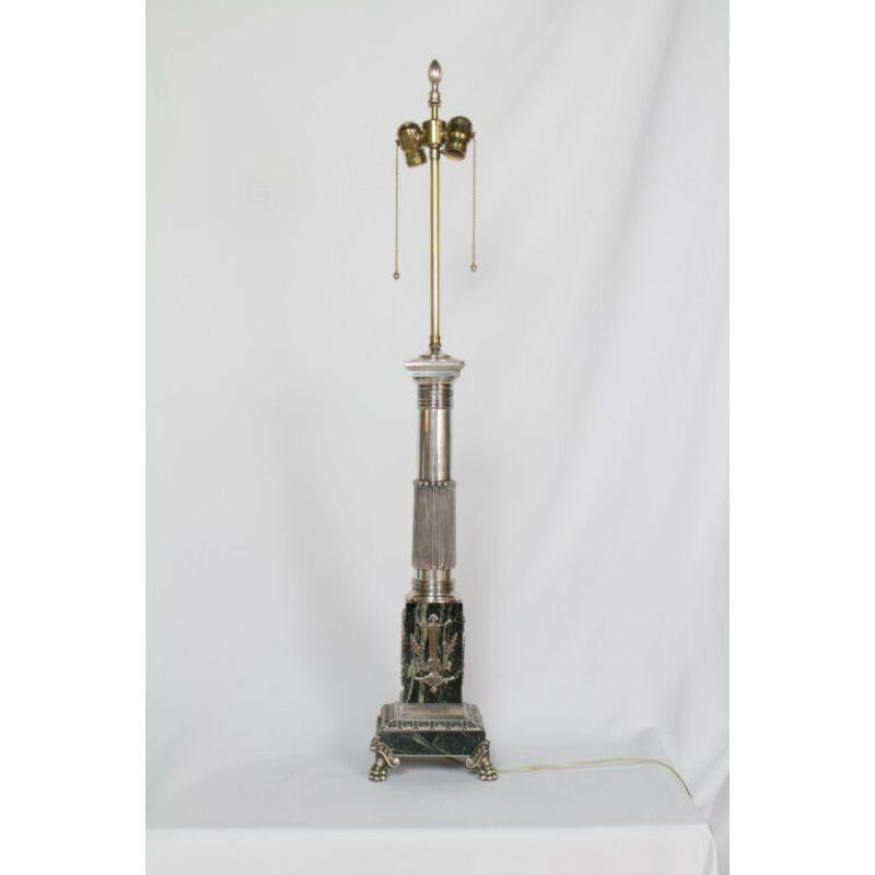 Lampe de table haute néoclassique en argent et marbre Bon état - En vente à Canton, MA