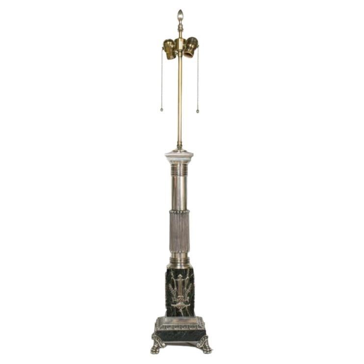 Lampe de table haute néoclassique en argent et marbre en vente
