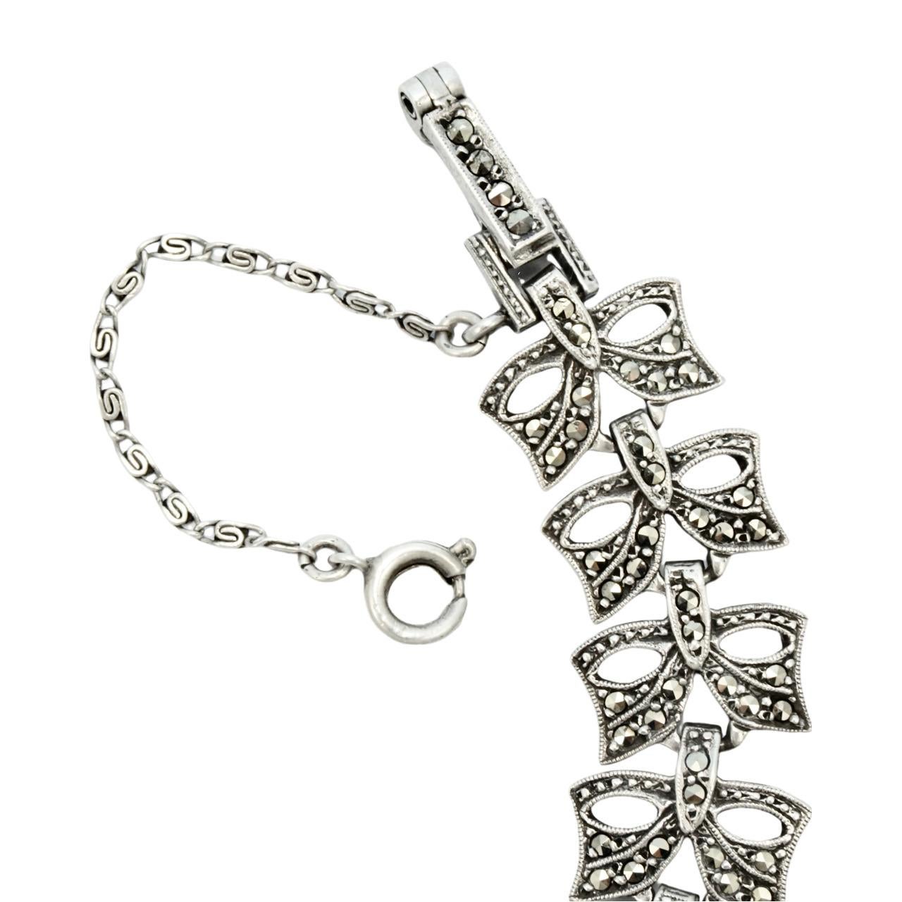 Wunderschönes silberfarbenes Gliederarmband mit Markasiten, mit Millgrain-Bordüre. Jedes Glied ist mit Silber gekennzeichnet. Länge 19,7 cm / 7,75 Zoll und Breite 1,5 cm / .59 Zoll. Die Sicherheitskette ist möglicherweise nicht das Original.

Dies