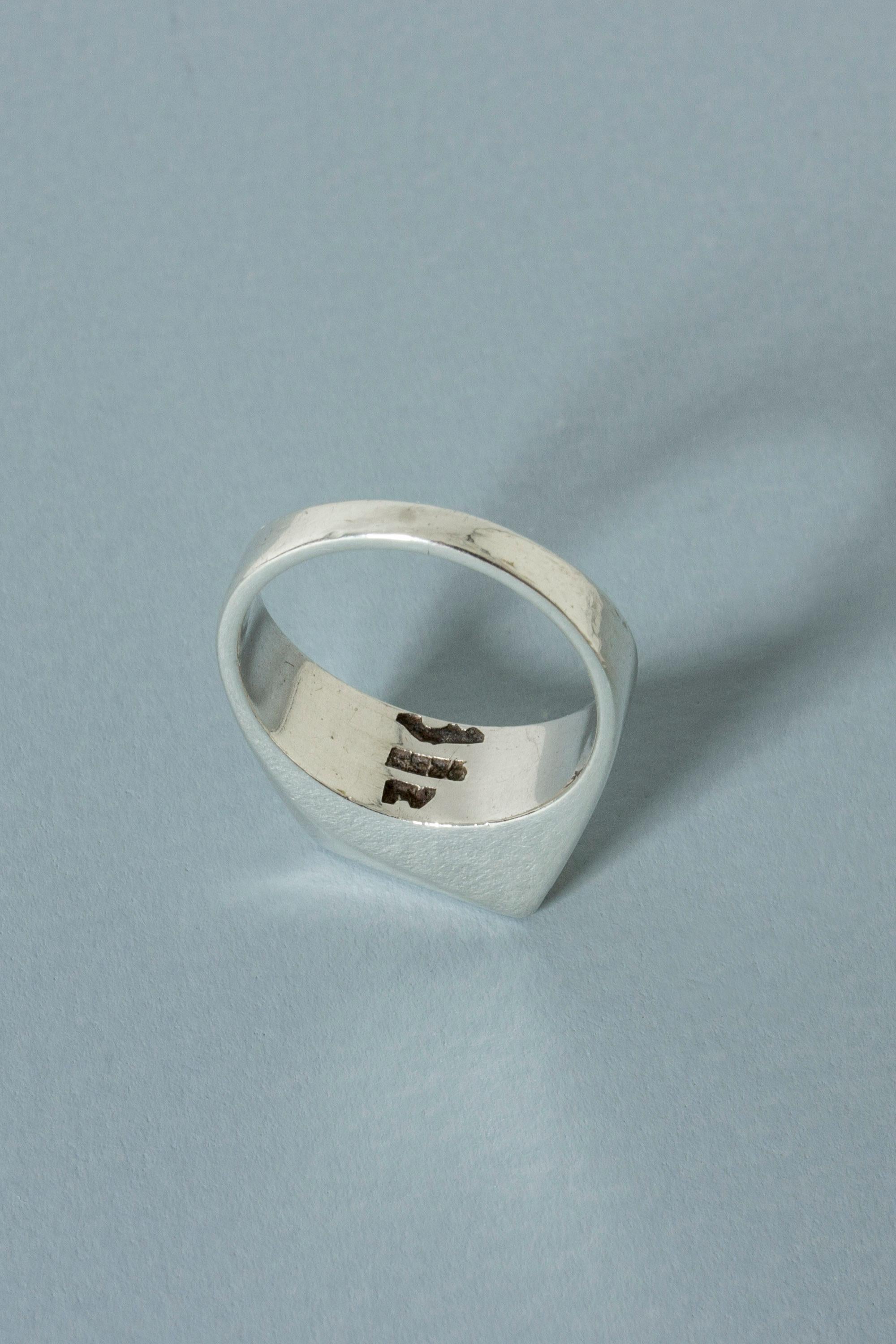 Silver ring by Arne Johansen, in a signet style design. Cool, skewed lines, adorned with a rectangle of mother of pearl.