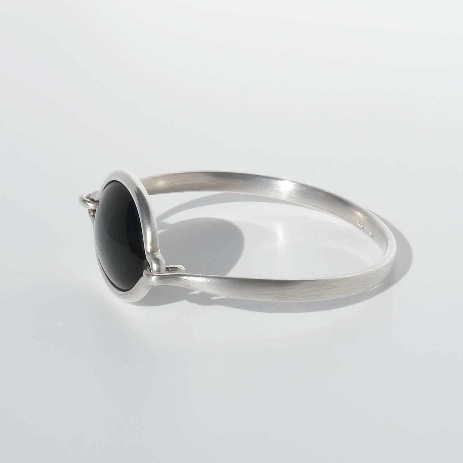 Silber- und Obsidianarmband von Vivianna Torun Bülow-Hübe. 1960s im Zustand „Gut“ im Angebot in Stockholm, SE
