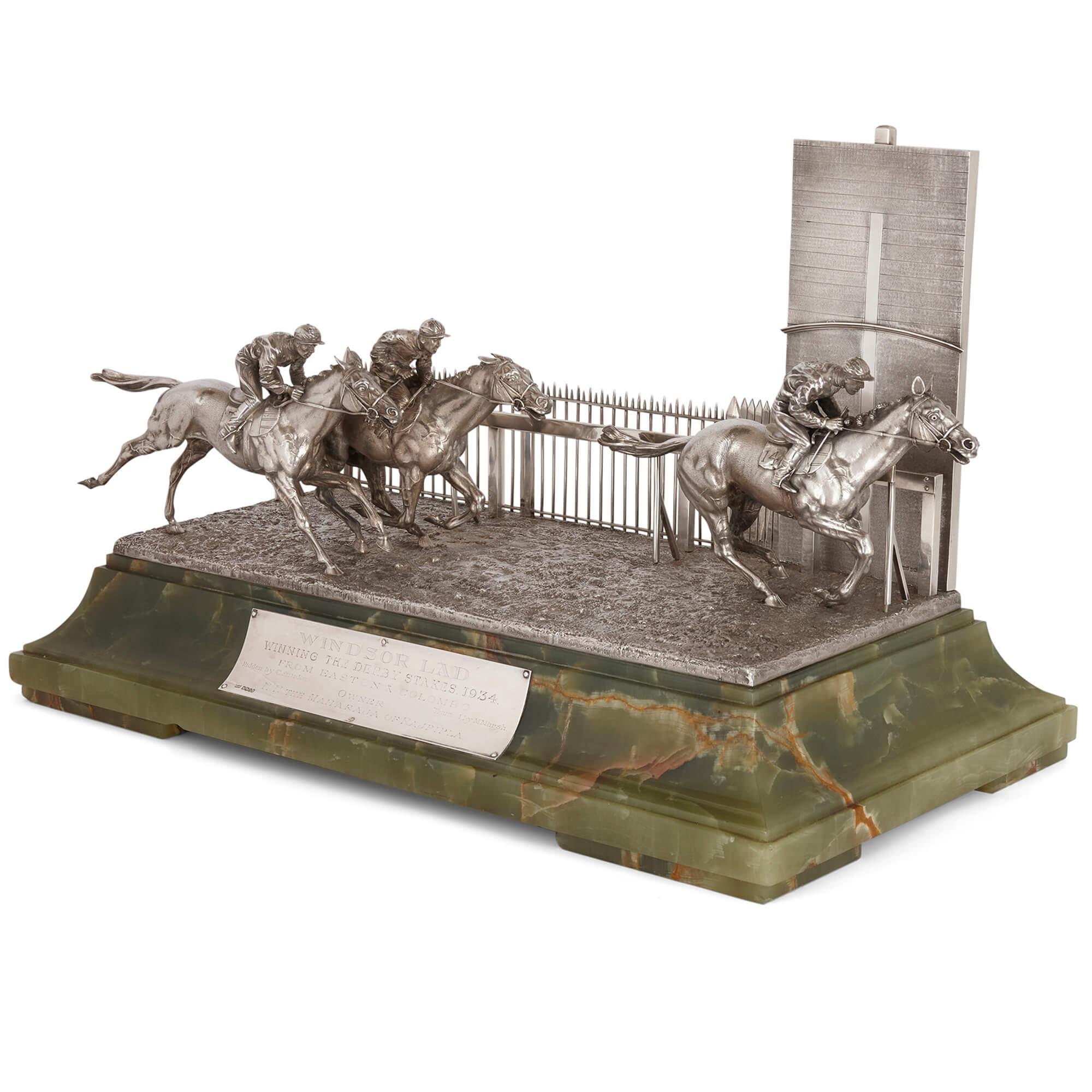 Skulptur aus Silber und Onyx für Pferderennen von Mappin and Webb
Englisch, 1935
Höhe 39cm, Breite 62cm, Tiefe 33cm

In Auftrag gegeben von H.H. Maharaja von Rajpipla Vijaysinhji Chhatrasinhji G.B.E. K.C.S.I. (1890-1951). Diese beeindruckende