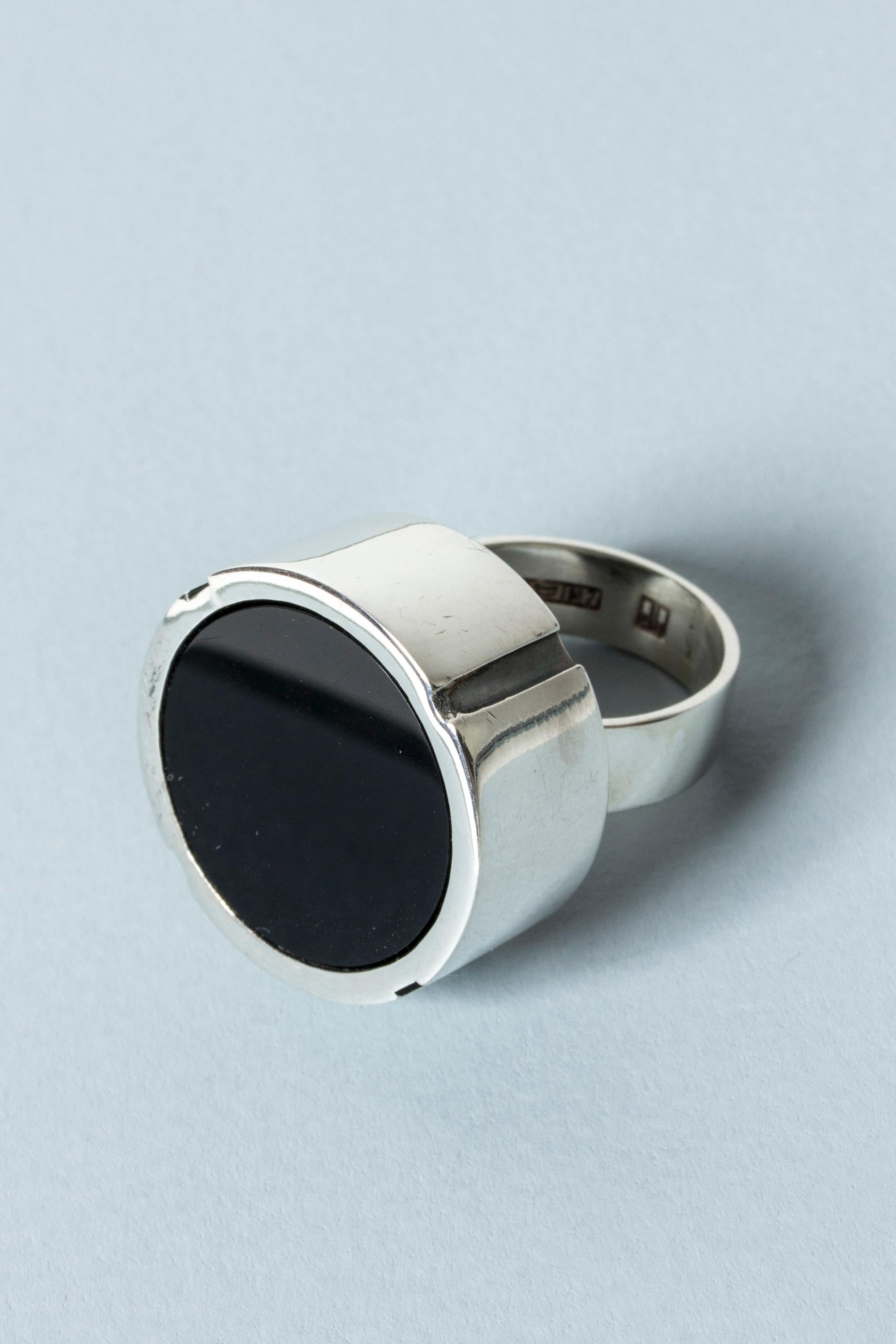 Striking silver ring by Heikki Kaksonen, in an oversized design. Smooth, round onyx stone, smooth and expressive look.