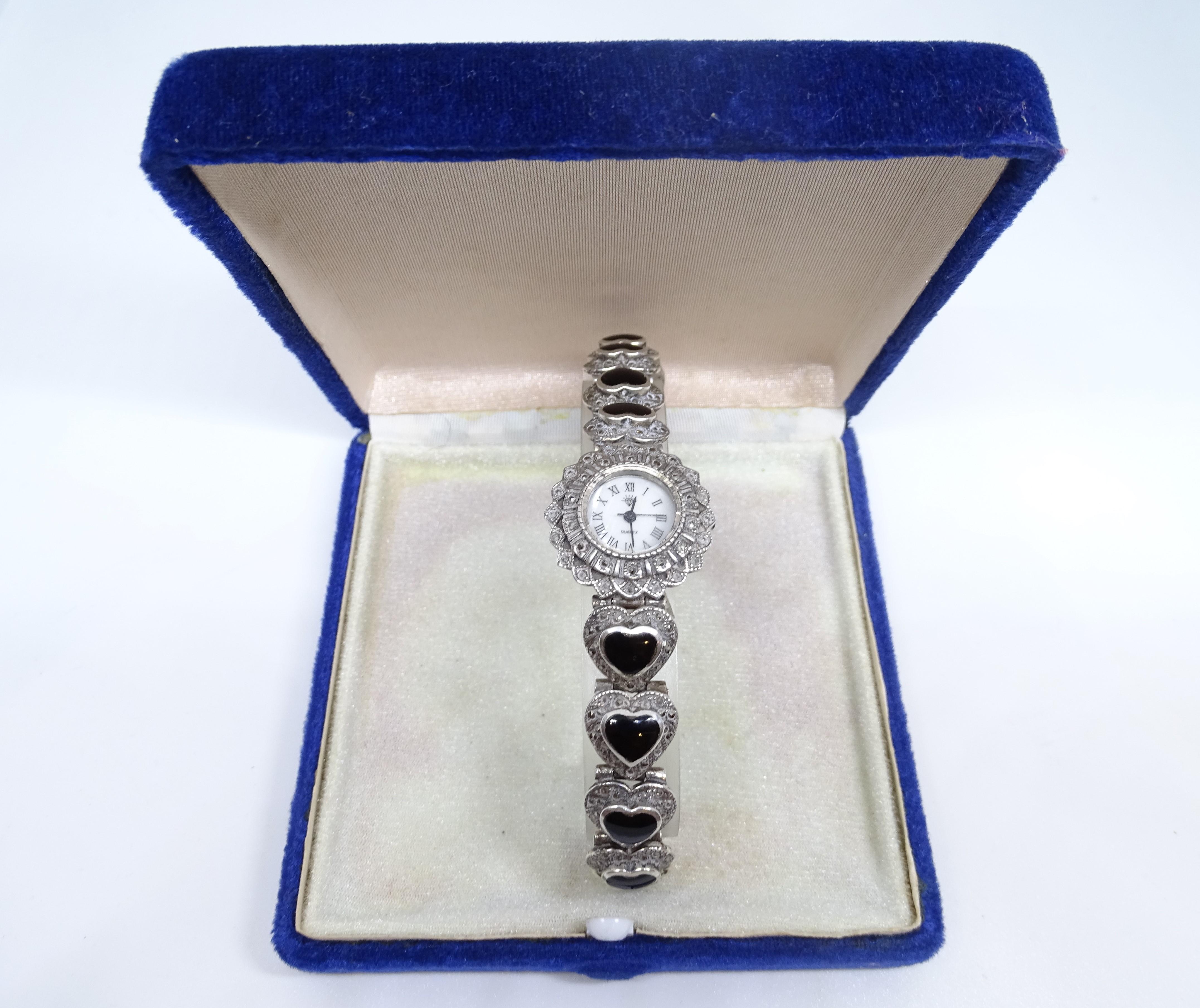 Silver and onyx watch for women - Vintage, s. XX
Japan quartz movt 925
Delicate watch made of 925 punched silver with heart-shaped onyx cabochons that make up its bracelet. It has a refined case design, with a double bezel, one of them in the shape