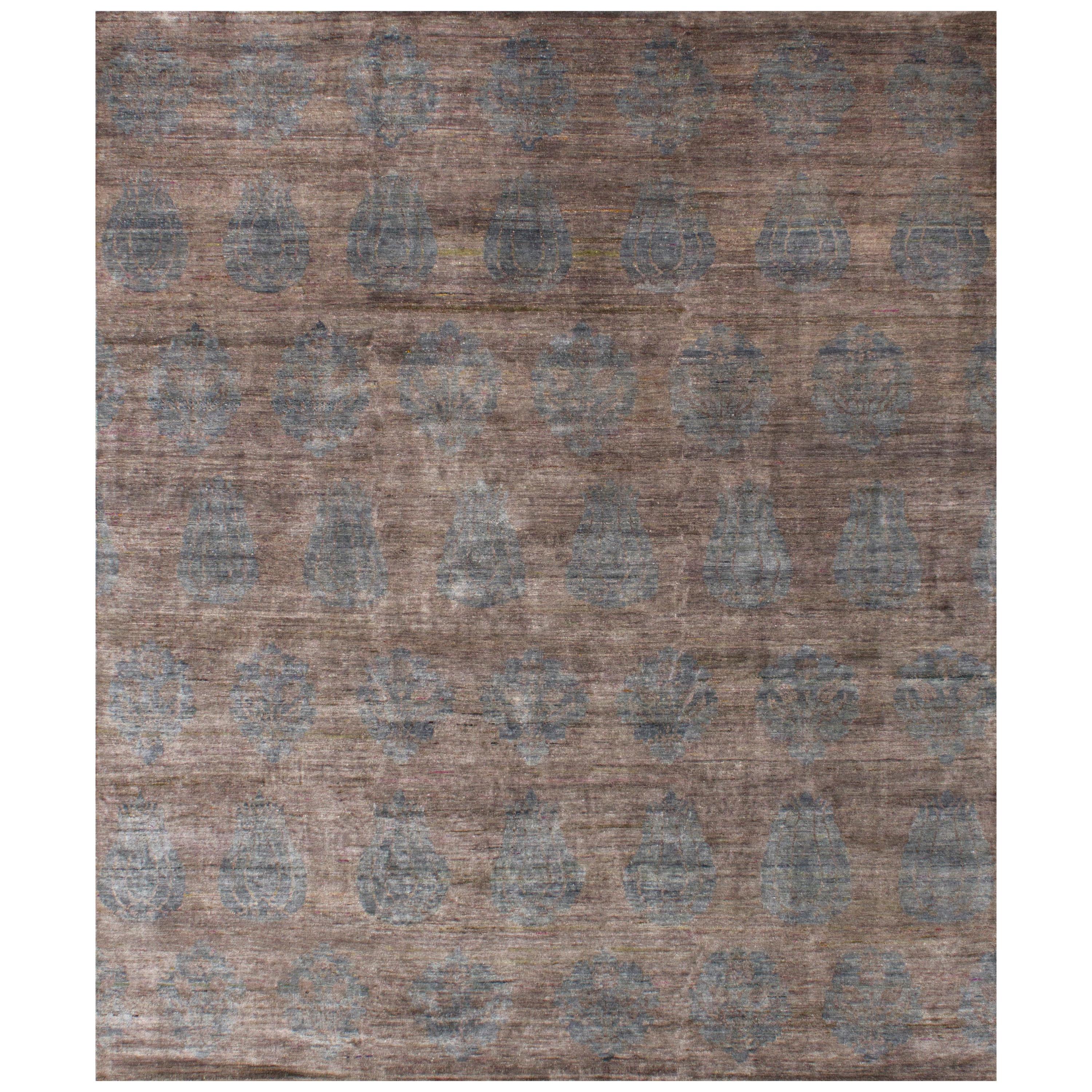 Tapis en soie naturelle argentée et bleu poudre noué à la main avec motif subtil, en stock