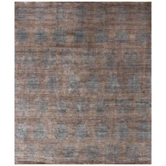 Alfombra anudada a mano de seda natural plateada y azul polvo con diseño sutil en stock