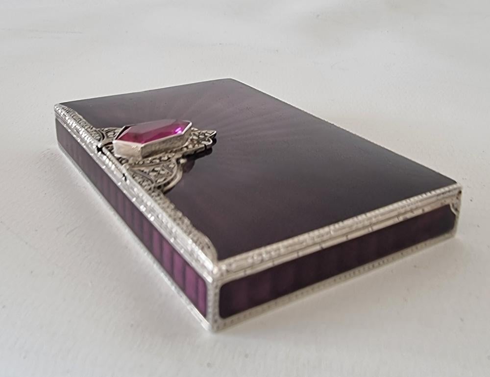 Una superba tabacchiera in argento e porpora, tornita a macchina e con smalto arabescato. Questo cofanetto Art Deco, con pietre rosa sfaccettate e marcasite, reca il timbro 