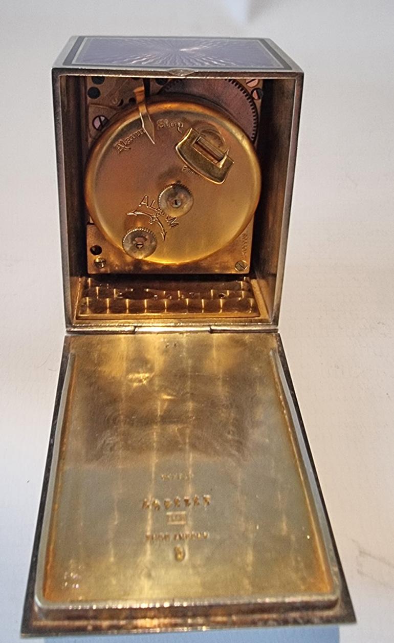 Argento Sveglia con carrozza in miniatura in argento e smalto guilloché viola di Eterna in vendita