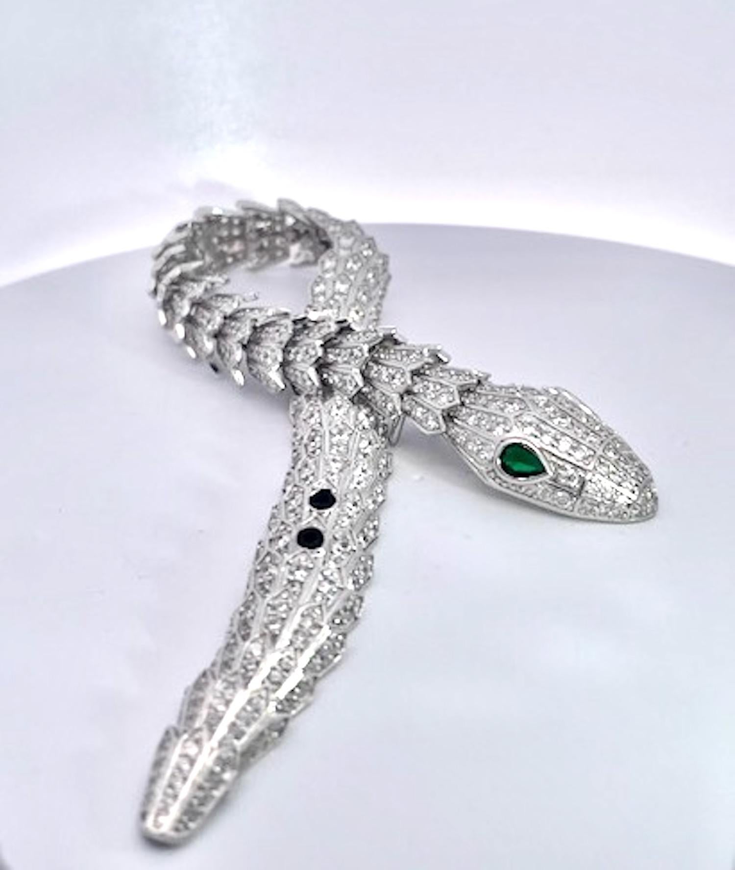 Als ich es zum ersten Mal sah, war ich begeistert, denn es sieht genauso aus wie das High-End-Schlangenarmband von Bulgari.  Da es in Silber mit Strasssteinen ausgeführt ist, ist es kein kostbares Stück, aber es schreit laut.  Das ist einfach