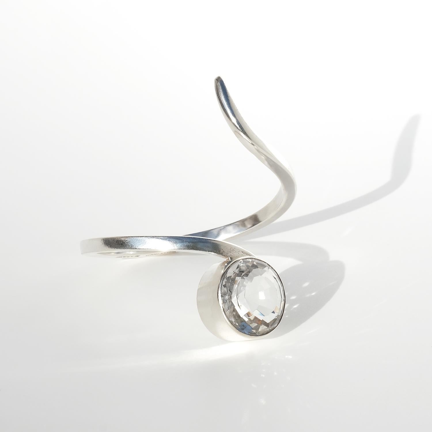 Manschettenarmband aus Silber und Bergkristall von Isaac Cohen, hergestellt 1966 im Angebot 1