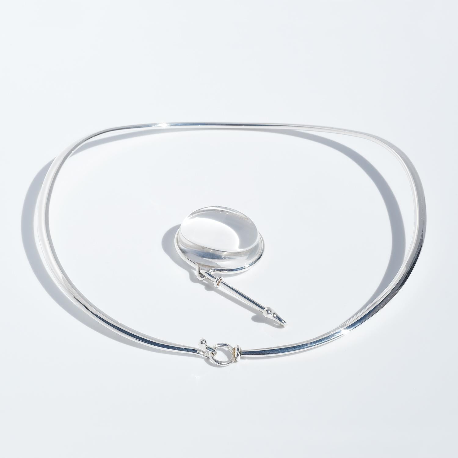 Anillo de plata y cristal de roca para el cuello de Vivianna Torun Bülow-Hübe para Georg Jensen en Bueno estado para la venta en Stockholm, SE