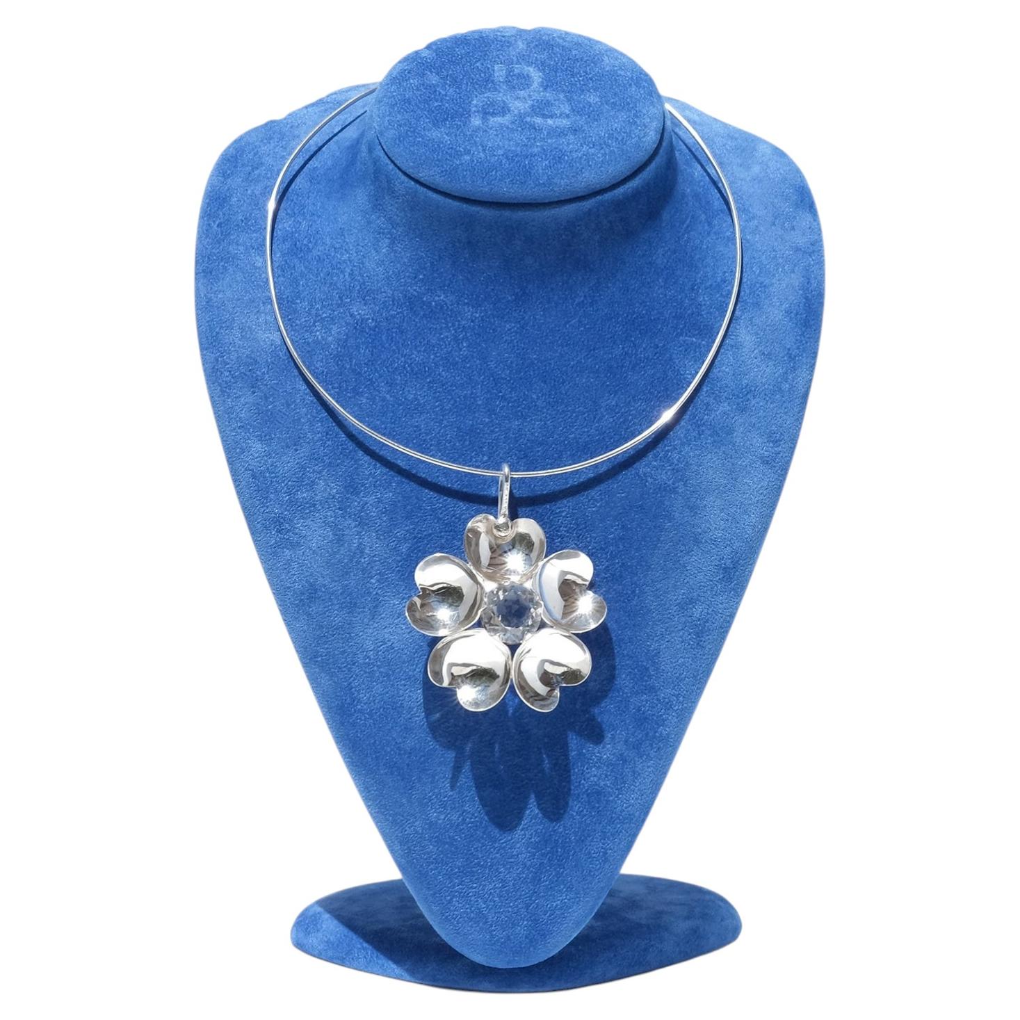 Pendentif en argent et cristal de roche réalisé par le maître suédois Peter von Post dans les années 1970.