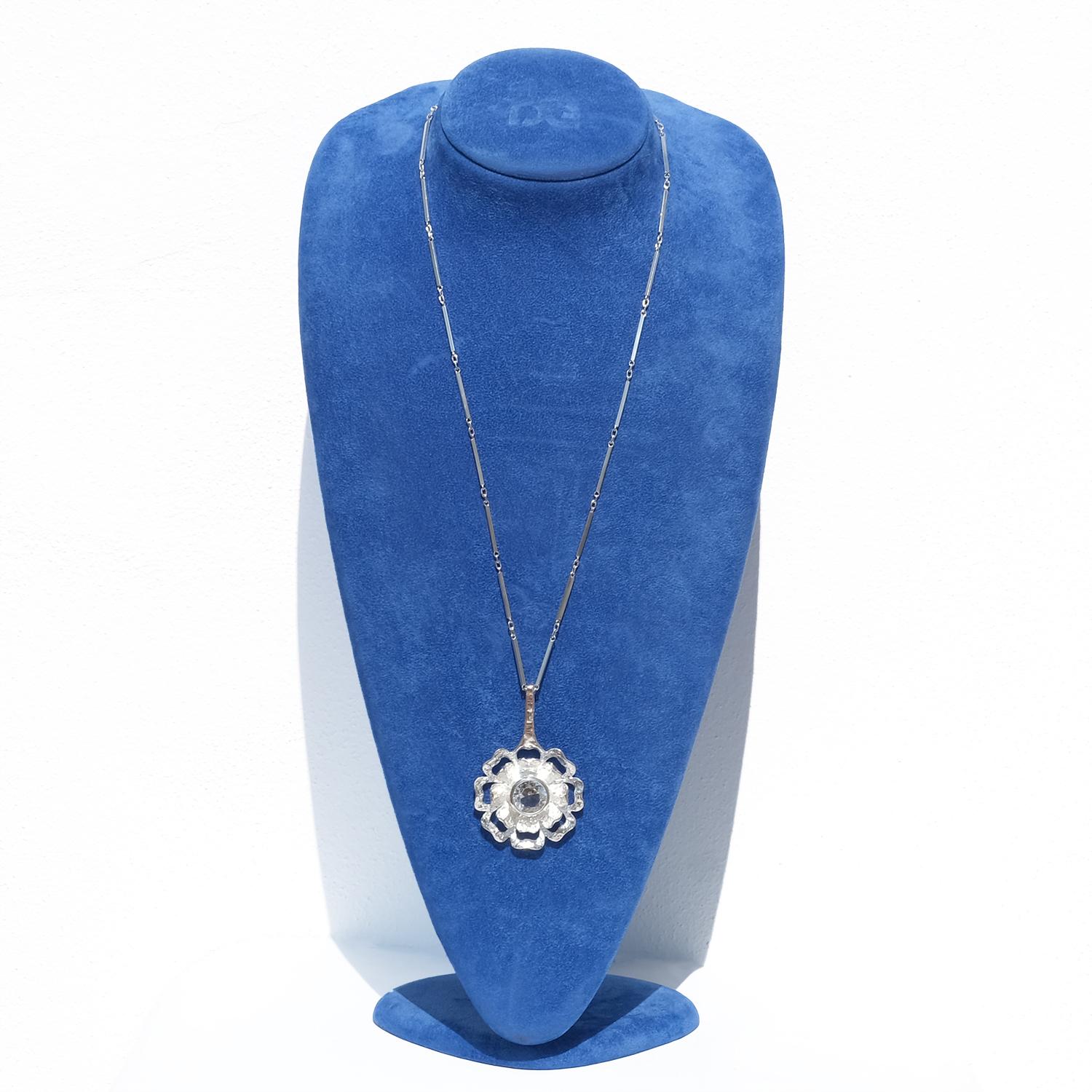 Ciondolo in argento e cristallo di rocca di Theresia Hvorslev per Mema in vendita 5