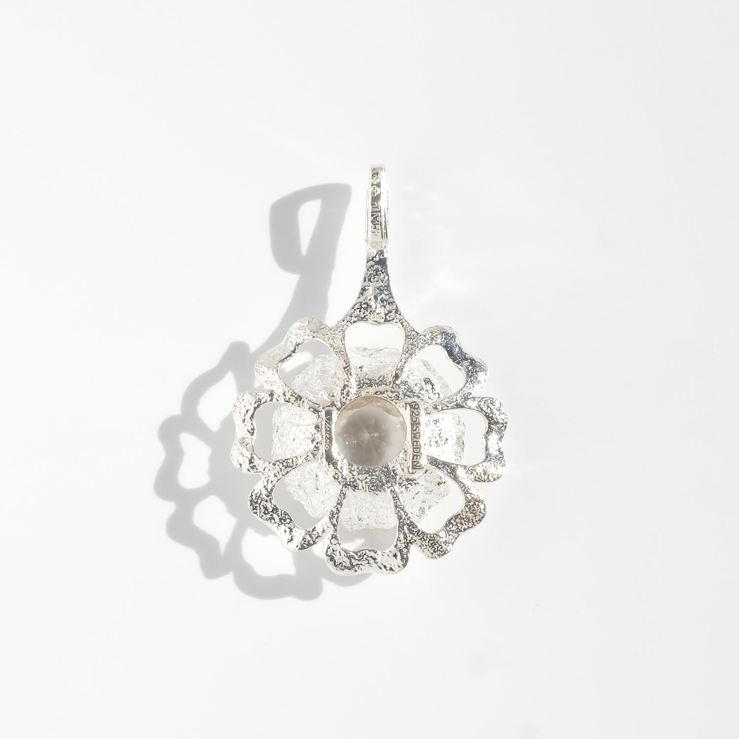 Taglio rotondo Ciondolo in argento e cristallo di rocca di Theresia Hvorslev per Mema in vendita