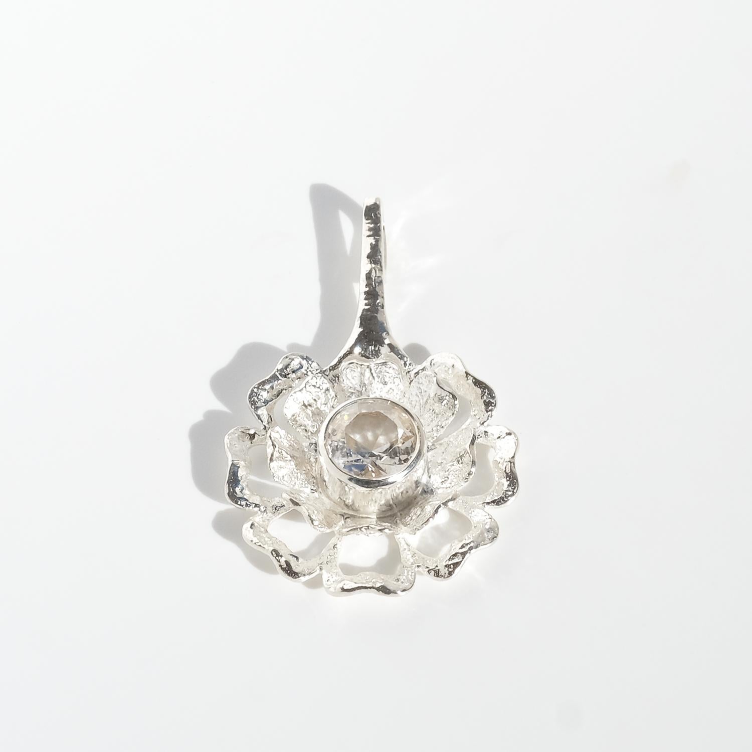 Ciondolo in argento e cristallo di rocca di Theresia Hvorslev per Mema In condizioni buone in vendita a Stockholm, SE