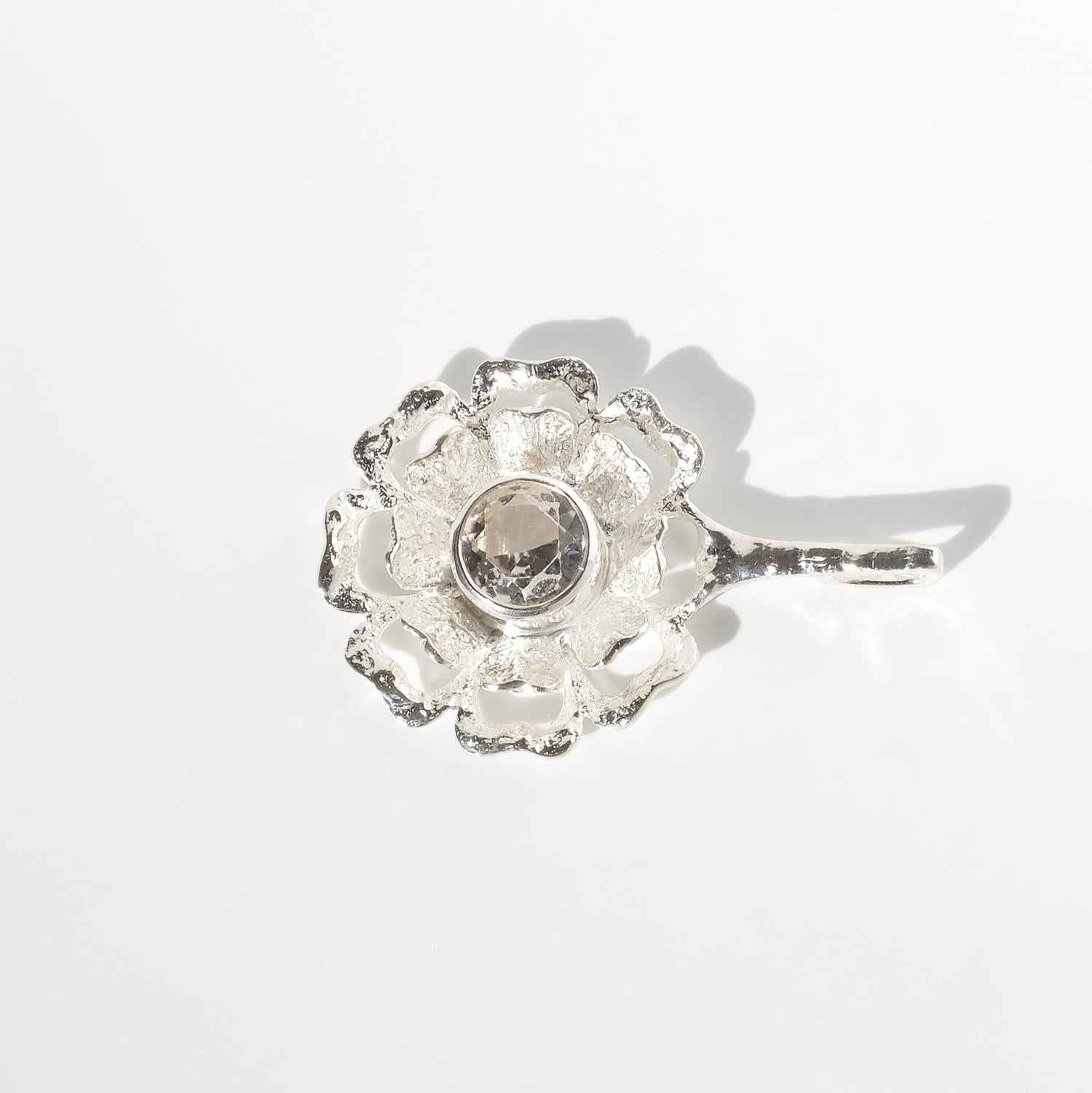 Ciondolo in argento e cristallo di rocca di Theresia Hvorslev per Mema in vendita 1