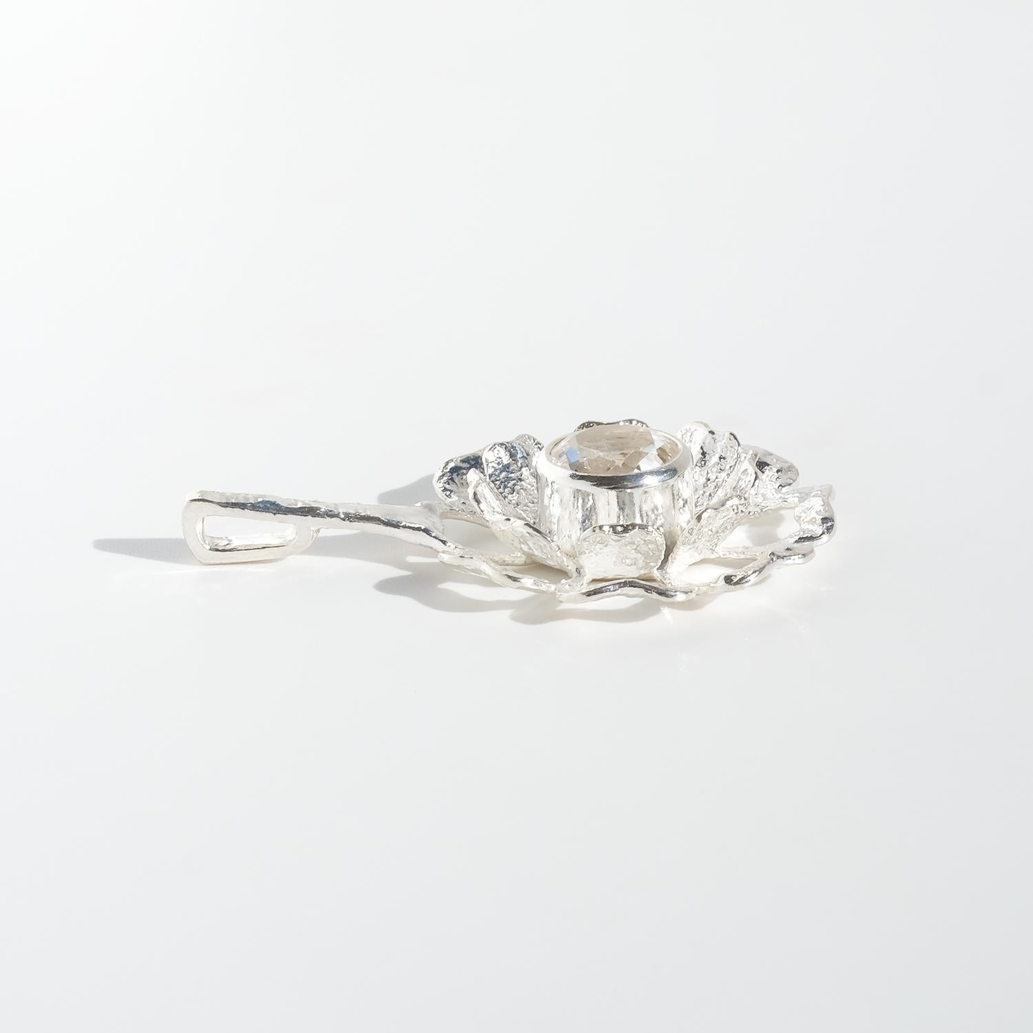 Ciondolo in argento e cristallo di rocca di Theresia Hvorslev per Mema in vendita 3