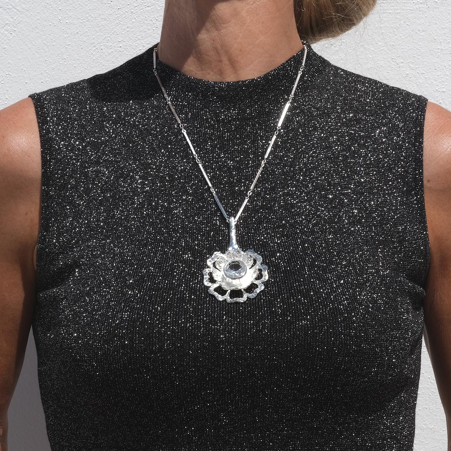 Ciondolo in argento e cristallo di rocca di Theresia Hvorslev per Mema in vendita 4