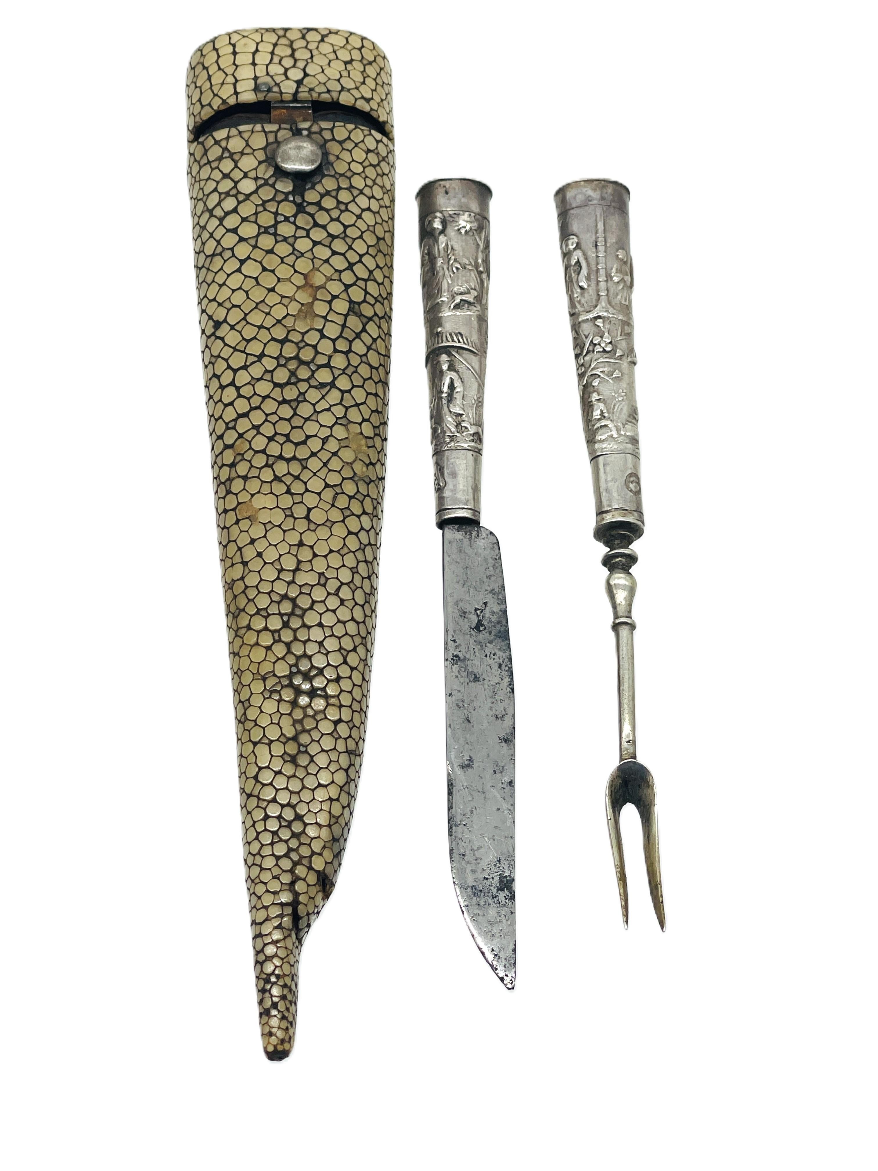 Couverts en argent et en galuchat, Etui et couverts de voyage
Pays-Bas, XVIIIe siècle 

Un exotique et luxueux étui à couverts en argent et en vert des Pays-Bas, datant du XVIIIe siècle, est un remarquable exemple de couverts de voyage. Mesurant 6