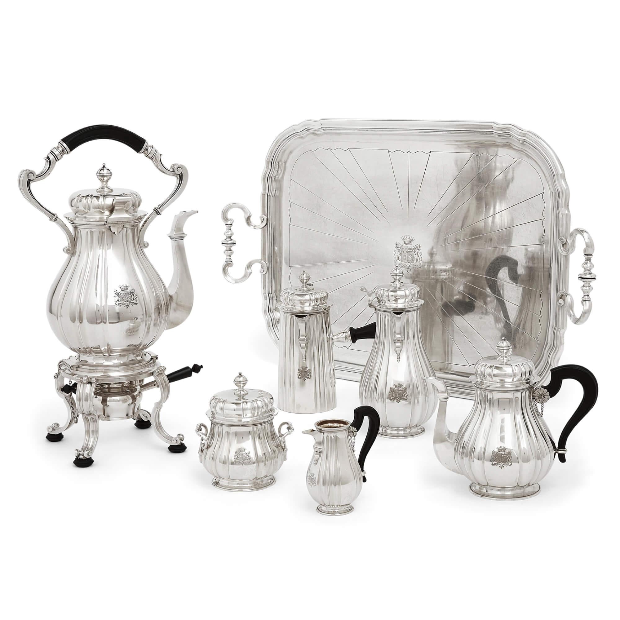 Servizio da tè e caffè in argento e silver plate di Cardeilhac
Francese, inizio XX secolo
Vassoio: Altezza 7cm, larghezza 73cm, profondità 45cm
Vaso su supporto: Altezza 49cm, larghezza 27cm, profondità 17cm
Peso dell'argento: 2,850 grammi

Questo