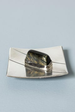 Broche de plata y ojo de tigre de Heikki Kaksonen, Finlandia, 1964