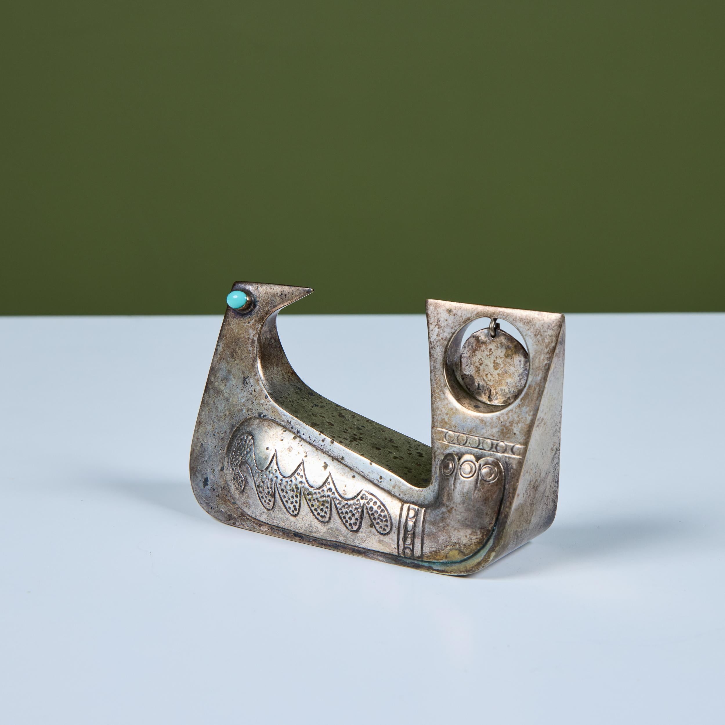 Sculpture d'oiseau en argent de l'orfèvre équatorien Joaquin Taller Tinta, c.1960, Équateur. Cette pièce présente une sculpture d'oiseau assis avec des yeux en turquoise cabochon et des détails incisés le long de l'aile et de la queue. La queue