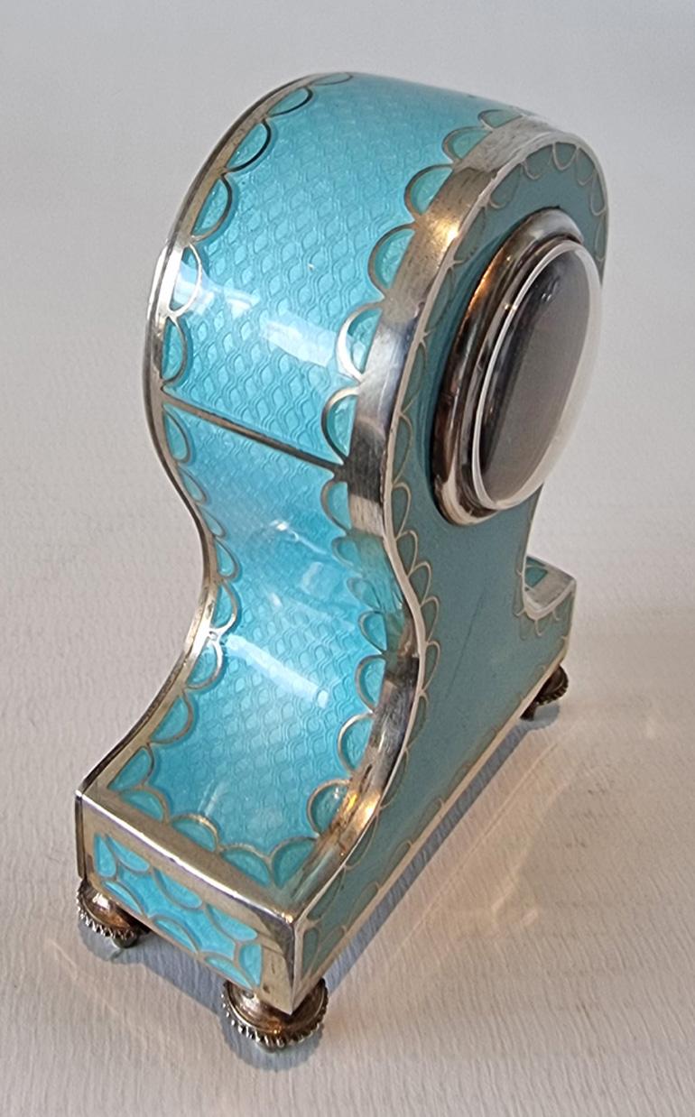 Sub-Miniatur-Boudoiruhr aus Silber und türkisfarbener Guilloche-Emaille (Österreichisch) im Angebot