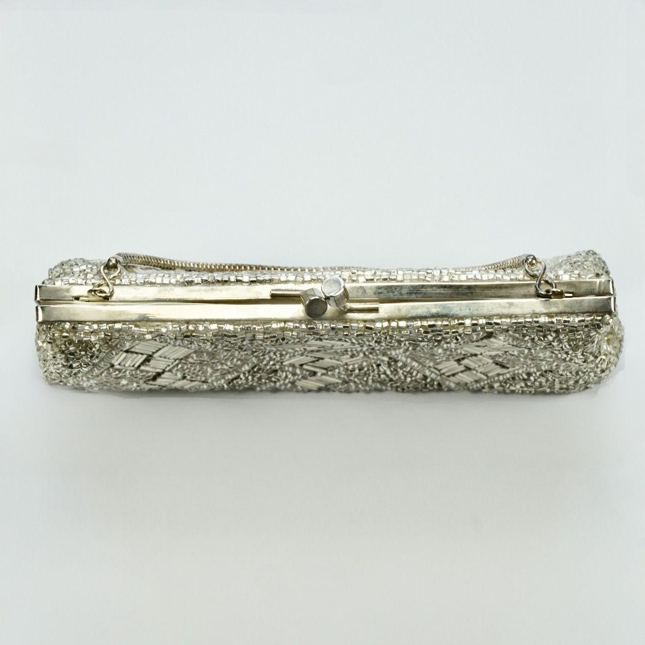 Silver and White Diamond Design Beaded Bag with Silver Tone Fittings circa 1940s In Good Condition For Sale In London, GB