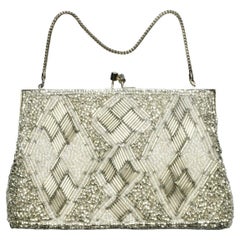 Sac en perles à motifs de diamants blancs et d'argent avec attaches en métal argenté, circa 1940.