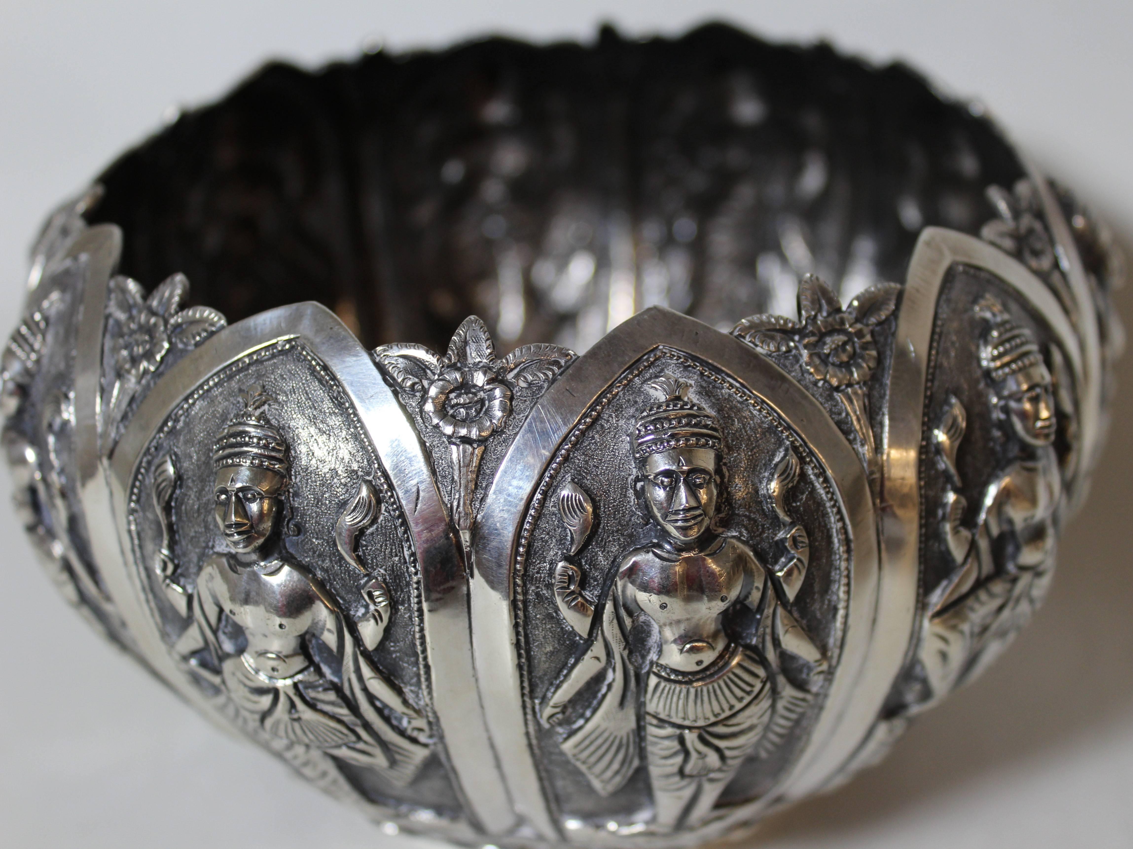Silver Anglo-Indian Bowl with Figures In Good Condition For Sale In Hamilton, Ontario